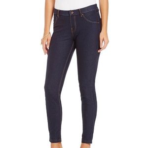 Hue Essential Denim Leggings in Deep Indigo Wash